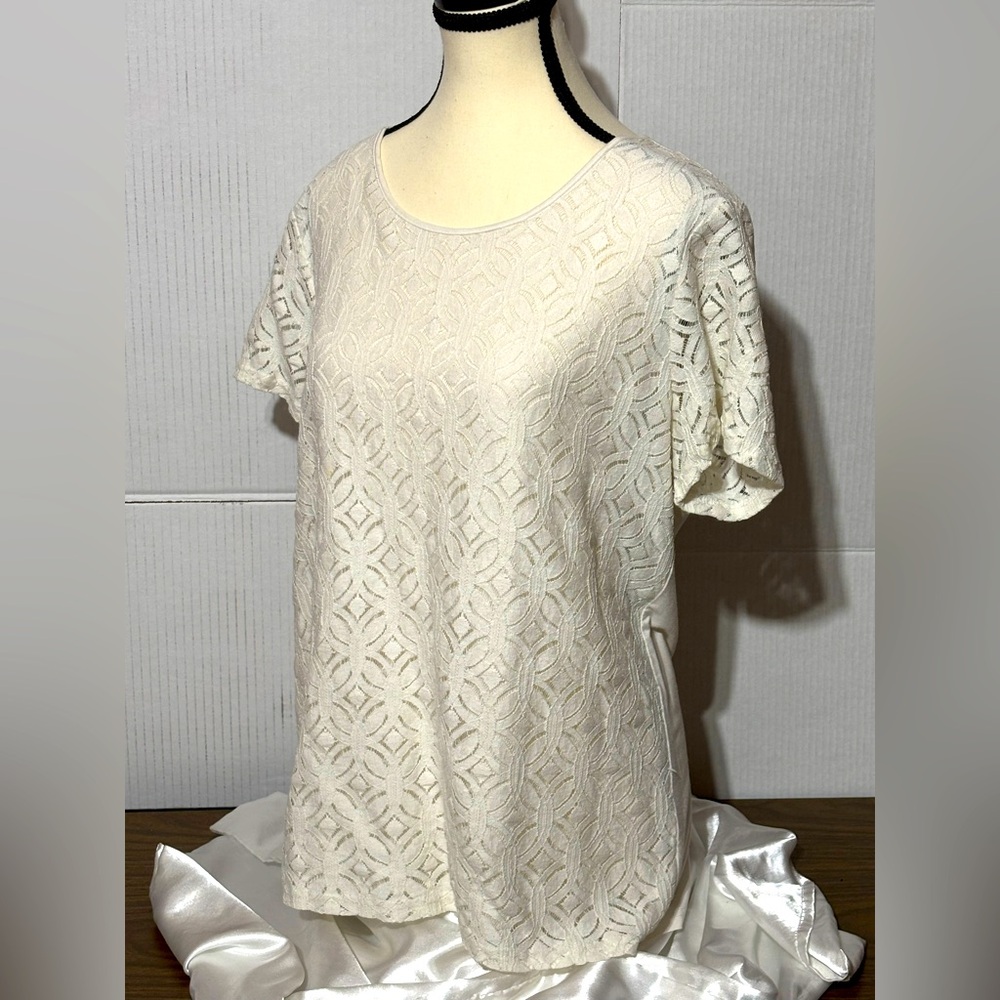 Market & Spruce Lace Top Sz L back has zip closure in 96% rayon has lining